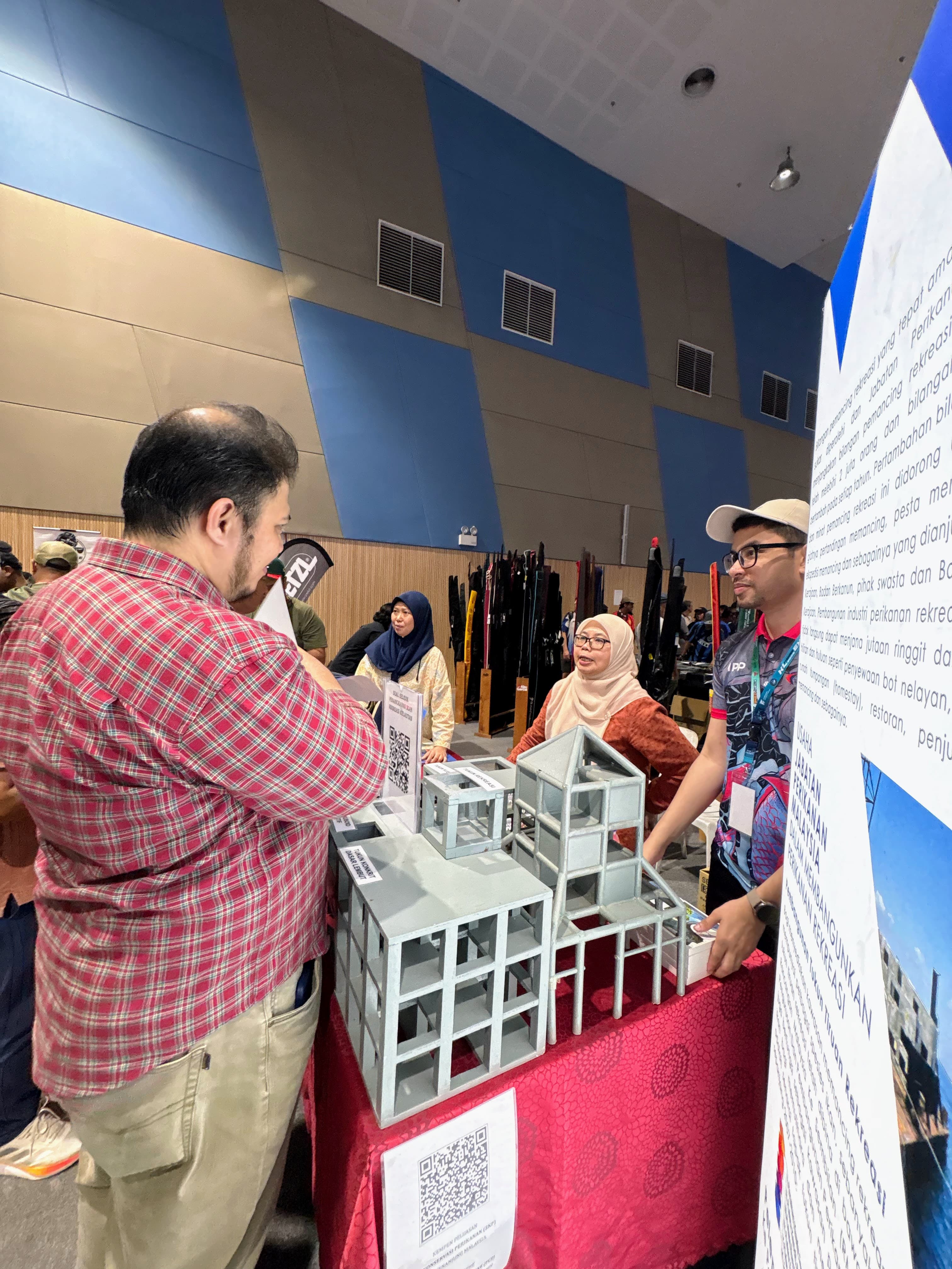 Managed to visit the Department of Fisheries Malaysia (DOF) booth at KLFE 2026 to examine a scale model of an artificial reef (tukun tiruan).