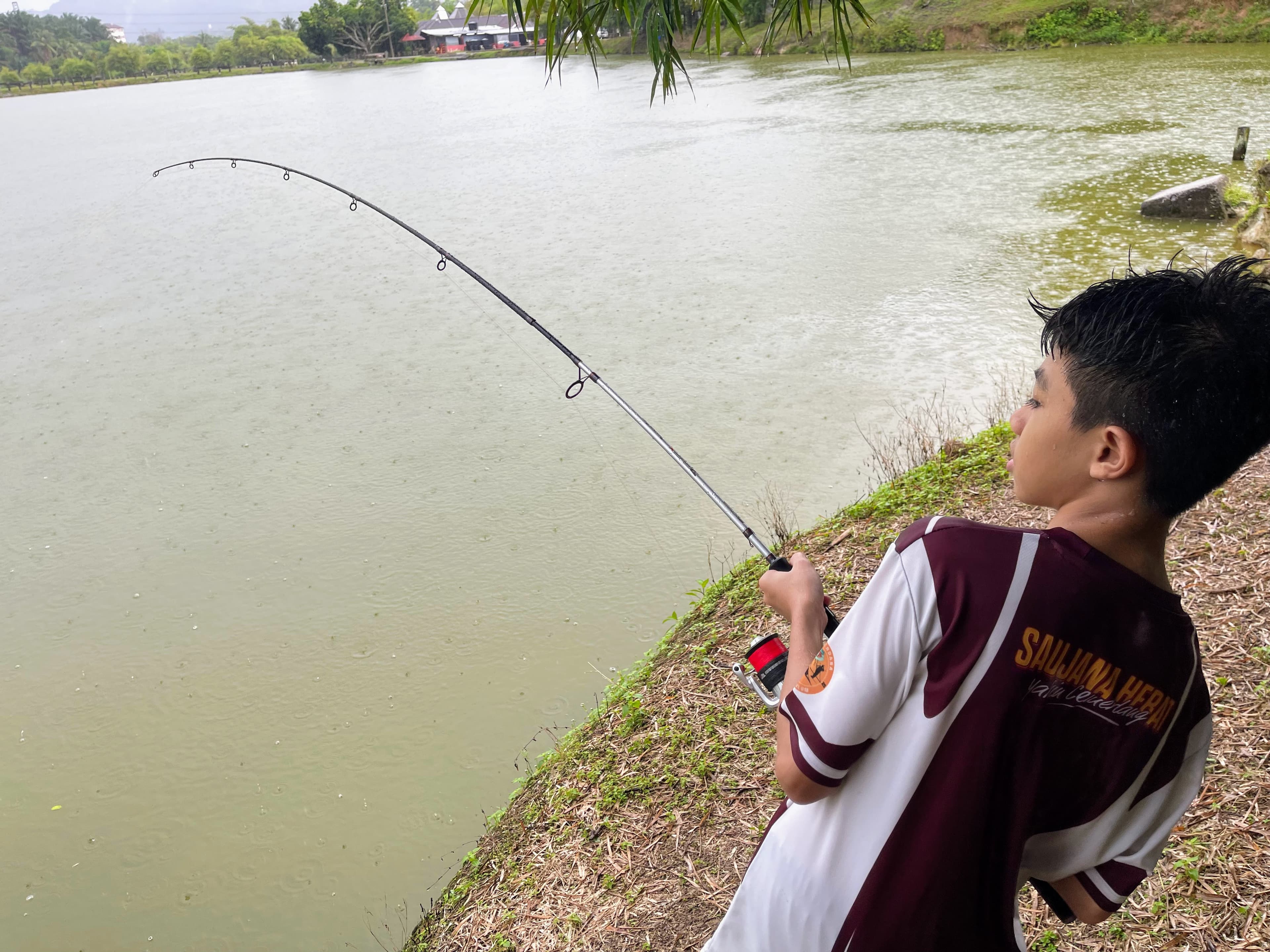 Muszaphar Aarif's first experience on probably his largest fish ever. It was raining but he kept a steady foot.
